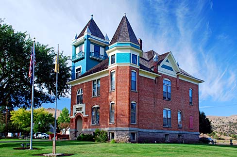 Wheeler county courthouse is a 3 story brick building.