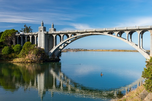 Concrete arch bridge spanning the Rogue River. The bridge has Art Deco influences and was built by Isaac Lee Patterson.