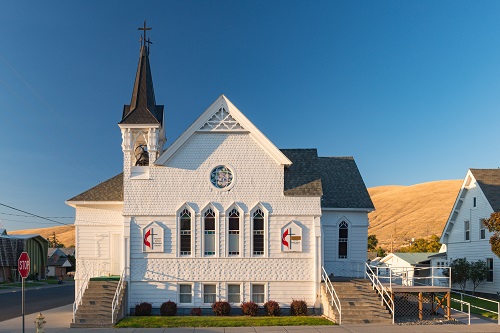 Church with bell tower in Heppner. 4 windows on the 2nd level are irregular pentagons: rectangles with the tops made triangle.