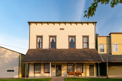 An old building in Hubbard.