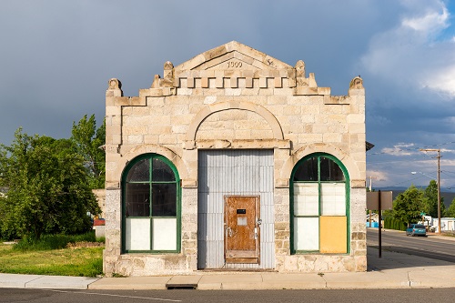 1-story stone builiding in Italianate architectural style. Year 1900 carved at the top.